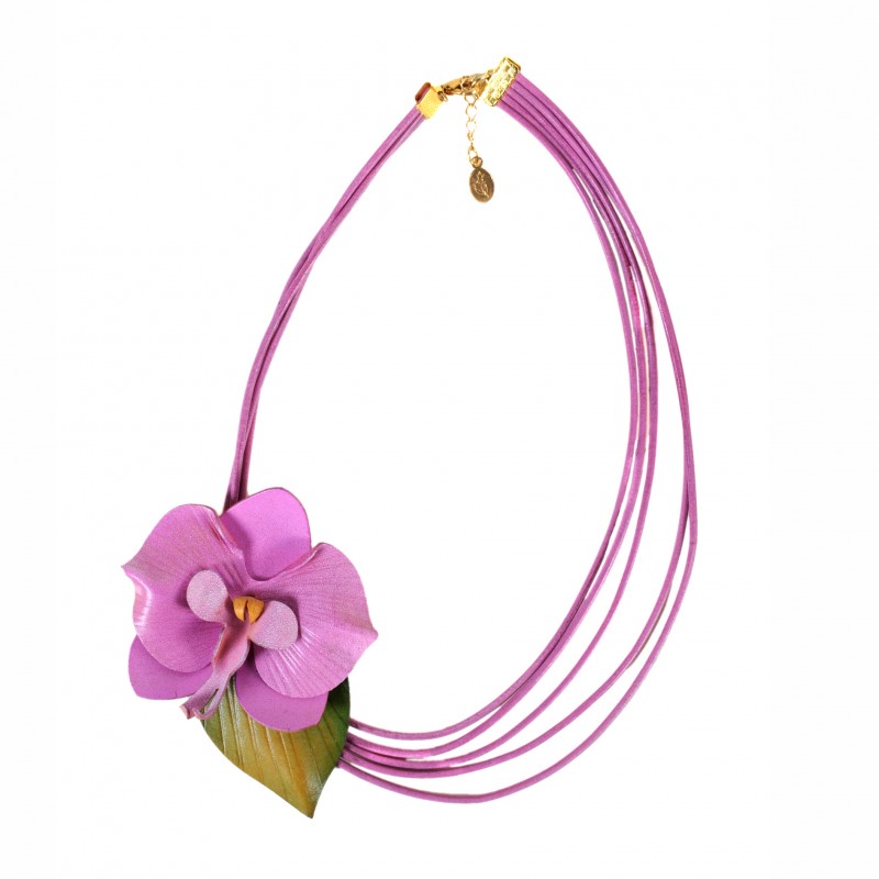 collier orchidée en cuir sur cordons cuir