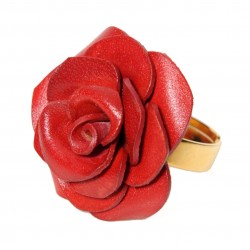 bague rose en cuir rouge