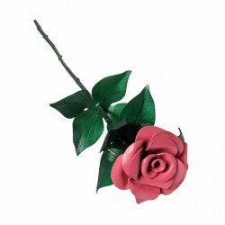 rose de couleur rose en cuir sur sa tige et deux groupes de feuilles vertes en cuir
